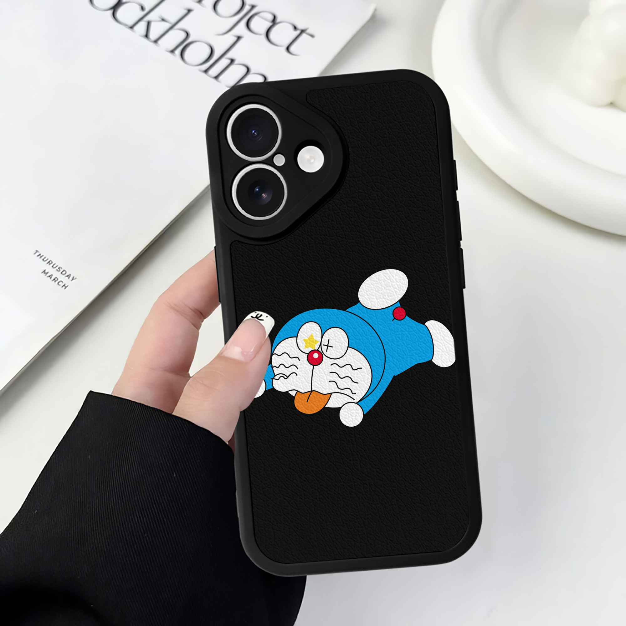 （画像用） ドラえもん Doraemon 【iPhone 16シリーズ対応】シリコンスマホケース（レザー調） 材質：シリコン